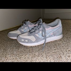 Vintage style asic tennis shoes